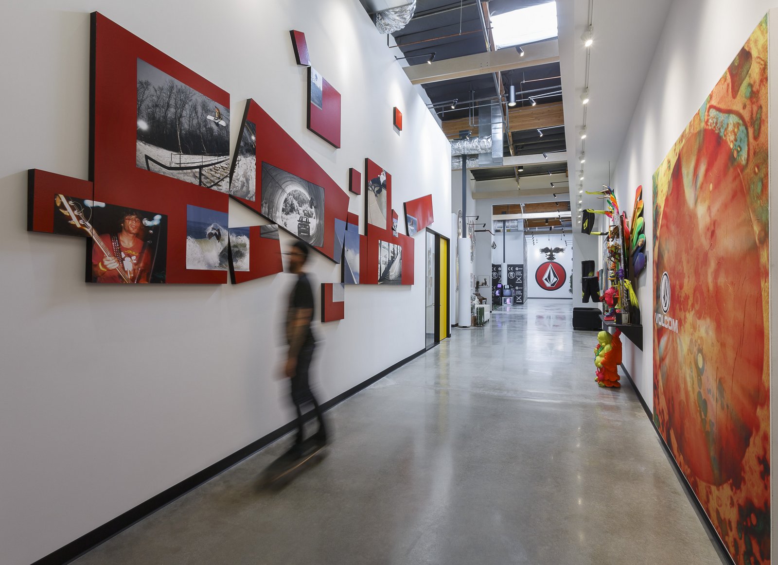 沖浪滑板極限服飾街牌volcom辦公室背景墻設(shè)計