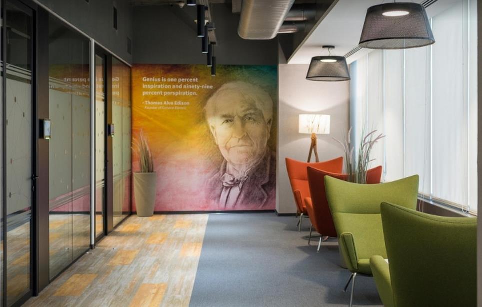 上海辦公室設計中普遍使用玻璃、不銹鋼